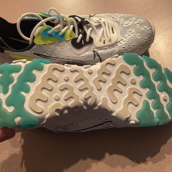 Nike reacts blue green white and black. 10.5 - Picture 3 of 3